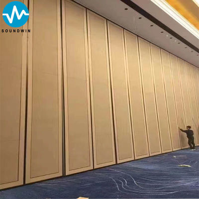 Sistema de parede divisória móvel insonorizada para sala de banquetes